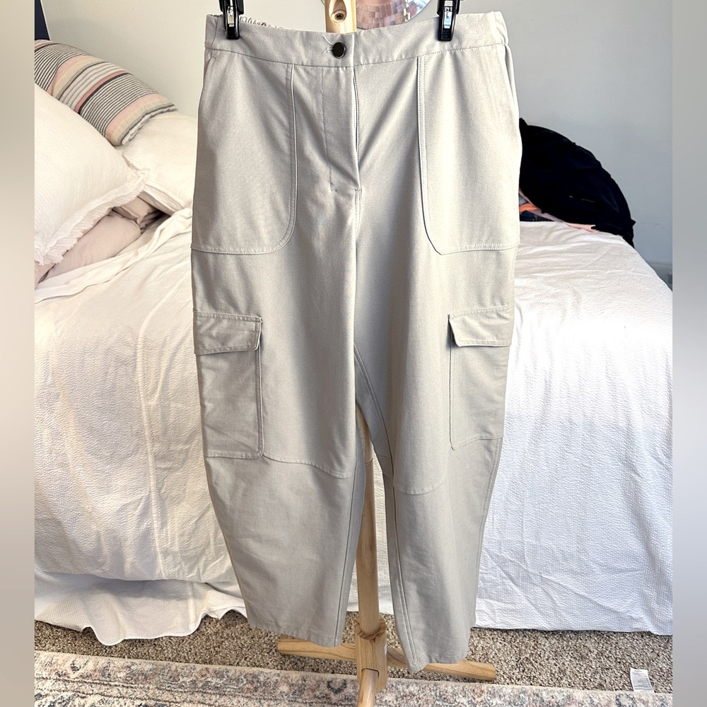 Lululemon Light Utilitech Cargo Pocket
High-Rise Pant natural ivory Sz 29